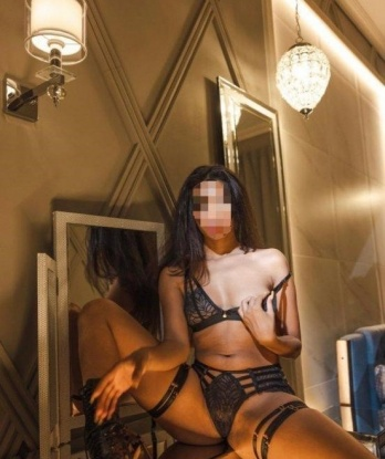 🌃 Мои услуги охватывают все твои фантазии - классический секс, оральный секс, эротический массаж - вместе мы сможем согреться в объятиях друг друга. 💋 Мои отзывы говорят сами за себя - моим клиентам нравится мое нежное прикосновение и страстные поцелуи. 🌹 Убедись в этом сам, посмотрев мои фото. Рада принять тебя в уютной квартирке в Москве, чтобы разбудить в тебе самые скрытые желания. 😉 Жду тебя, дорогой! 💕 4242, 30 лет